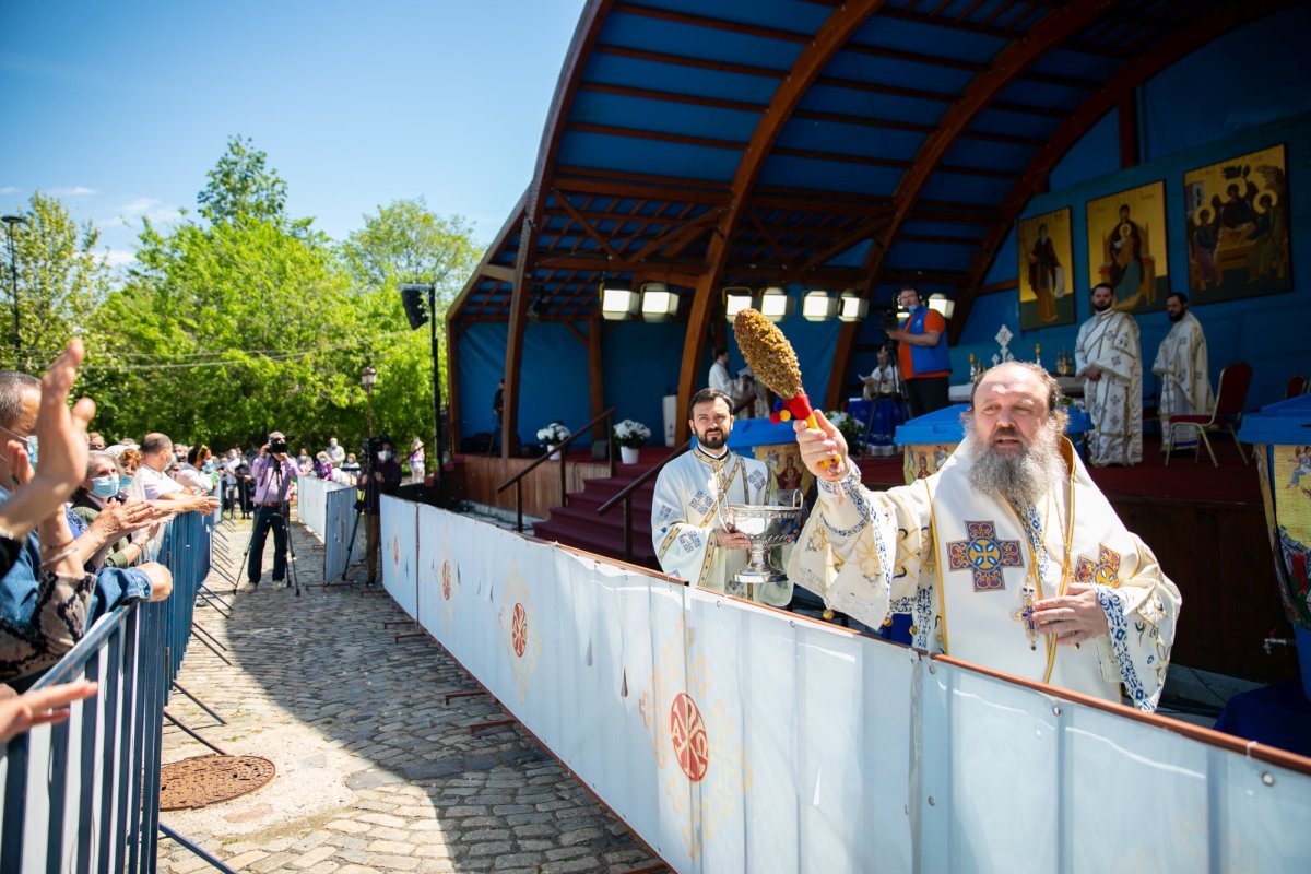 Sfinţirea apei în Vinerea Luminată pe Dealul Patriarhiei 170448