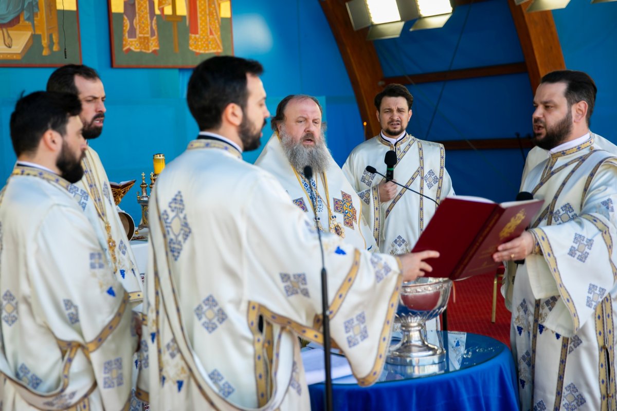 Sfinţirea apei în Vinerea Luminată pe Dealul Patriarhiei 170449