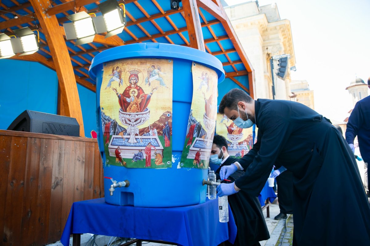 Sfinţirea apei în Vinerea Luminată pe Dealul Patriarhiei 170465