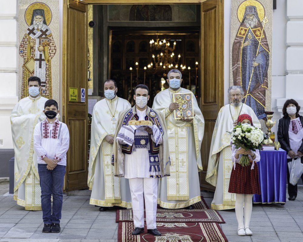 Sfinţirea picturii şi premierea tinerilor misionari la o parohie din Capitală 170595