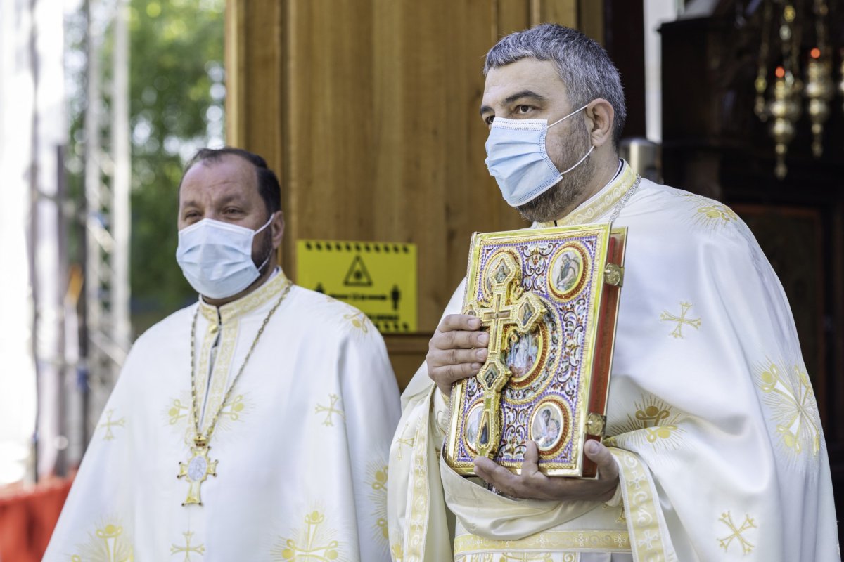 Sfinţirea picturii şi premierea tinerilor misionari la o parohie din Capitală 170596