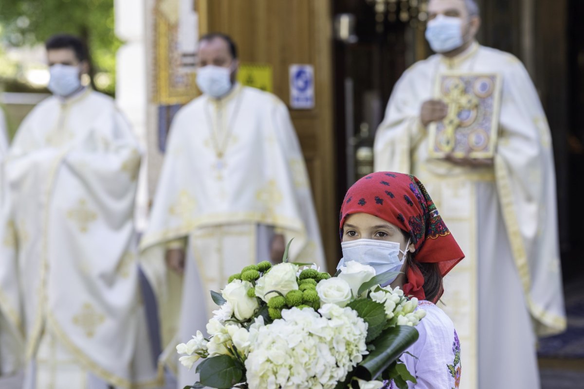 Sfinţirea picturii şi premierea tinerilor misionari la o parohie din Capitală 170597
