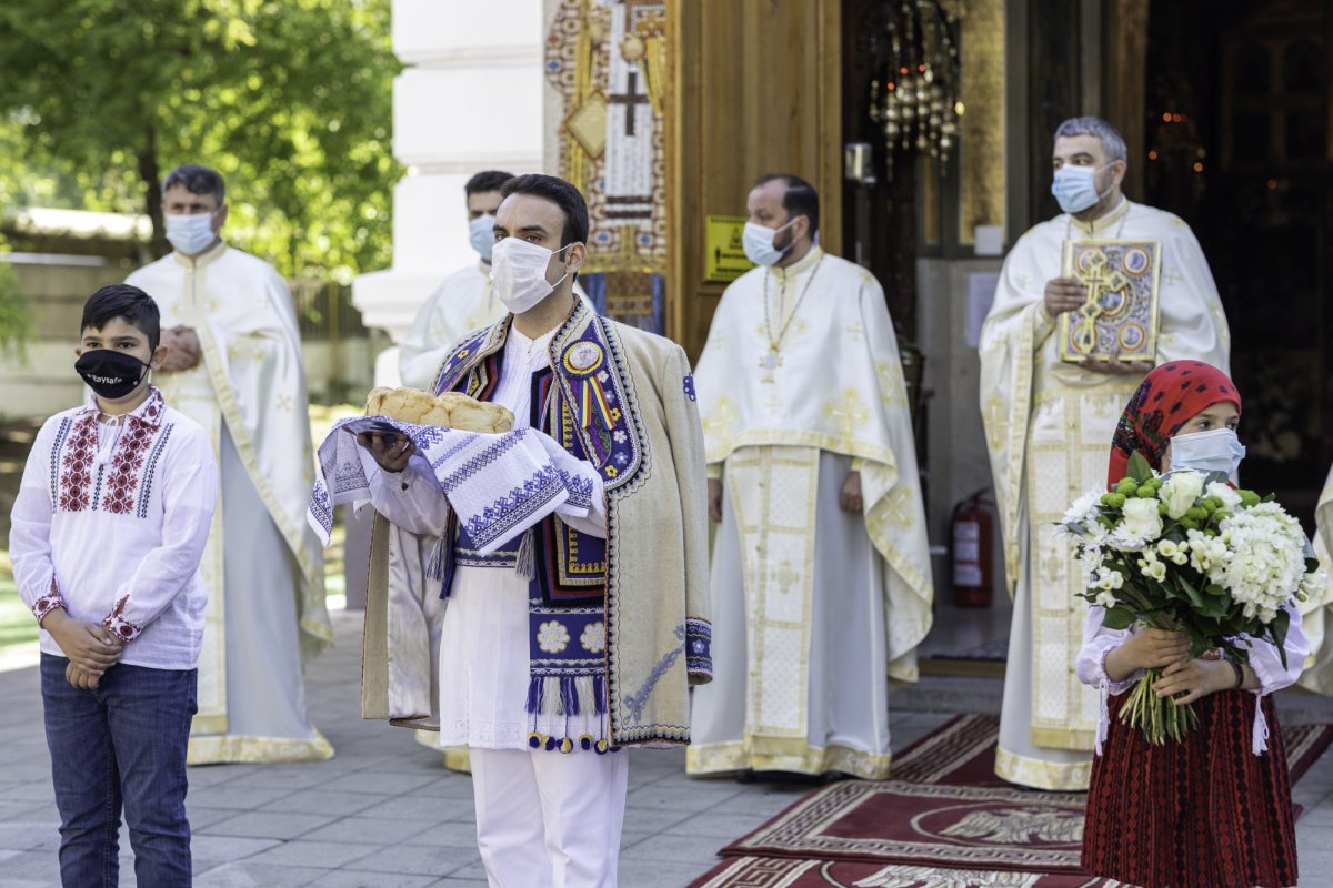 Sfinţirea picturii şi premierea tinerilor misionari la o parohie din Capitală 170598