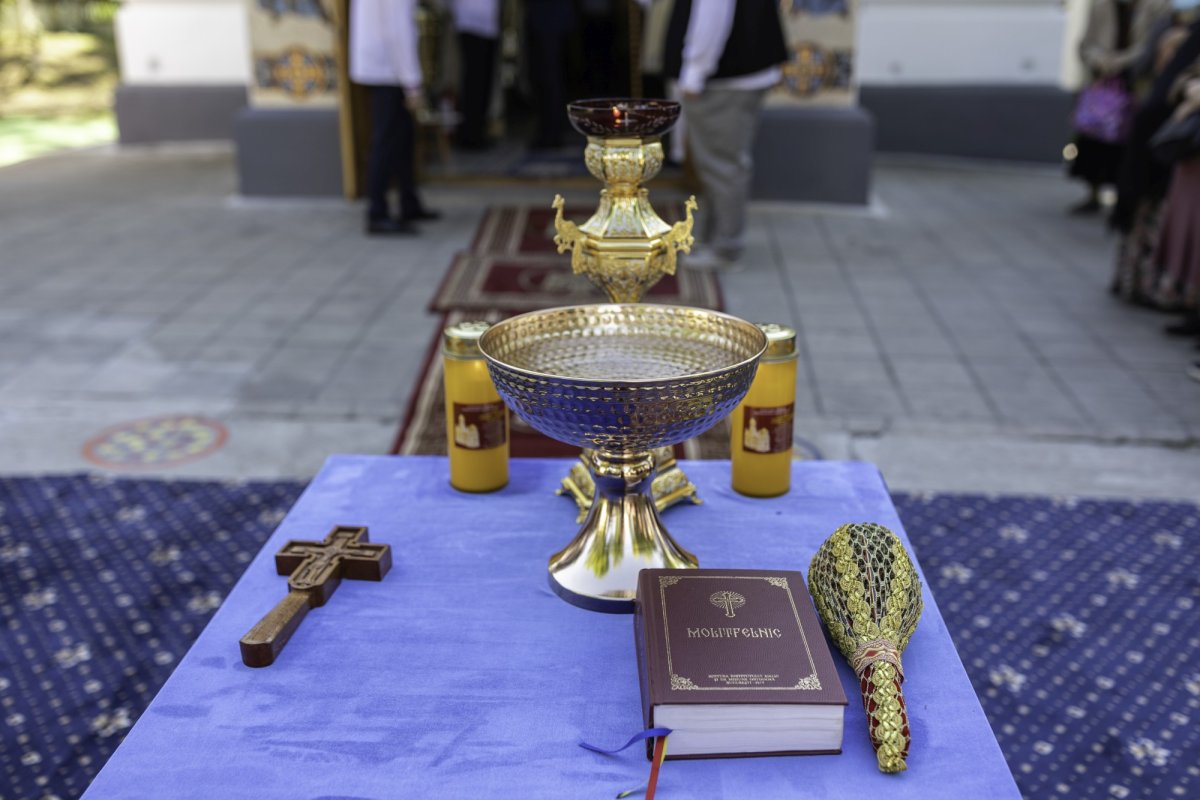 Sfinţirea picturii şi premierea tinerilor misionari la o parohie din Capitală 170602