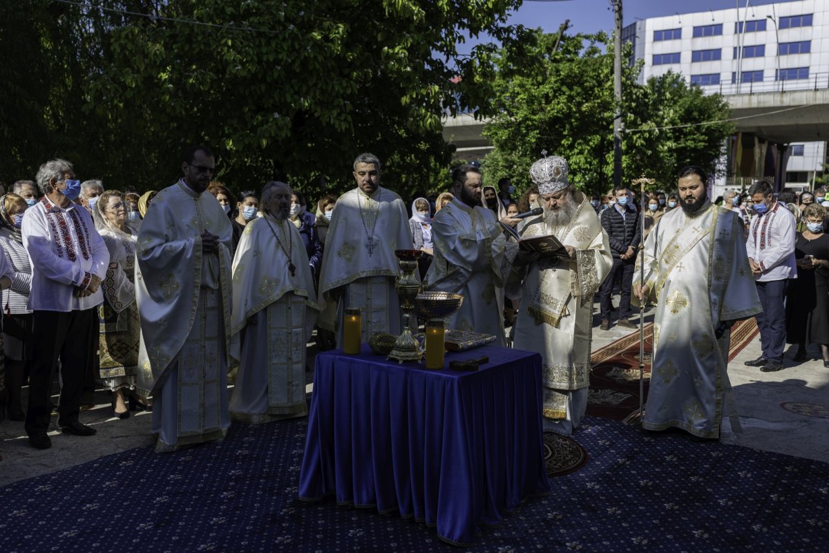 Sfinţirea picturii şi premierea tinerilor misionari la o parohie din Capitală 170603