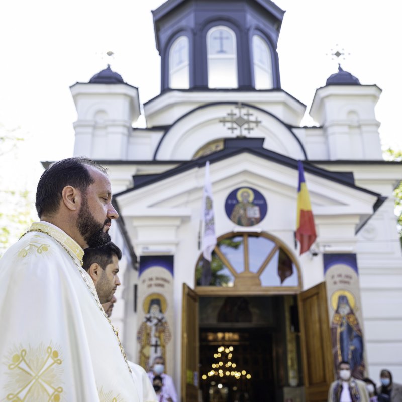 Sfinţirea picturii şi premierea tinerilor misionari la o parohie din Capitală 170604