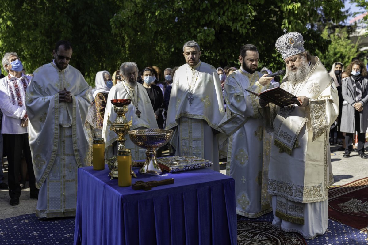 Sfinţirea picturii şi premierea tinerilor misionari la o parohie din Capitală 170605