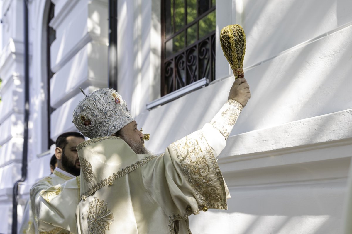 Sfinţirea picturii şi premierea tinerilor misionari la o parohie din Capitală 170607