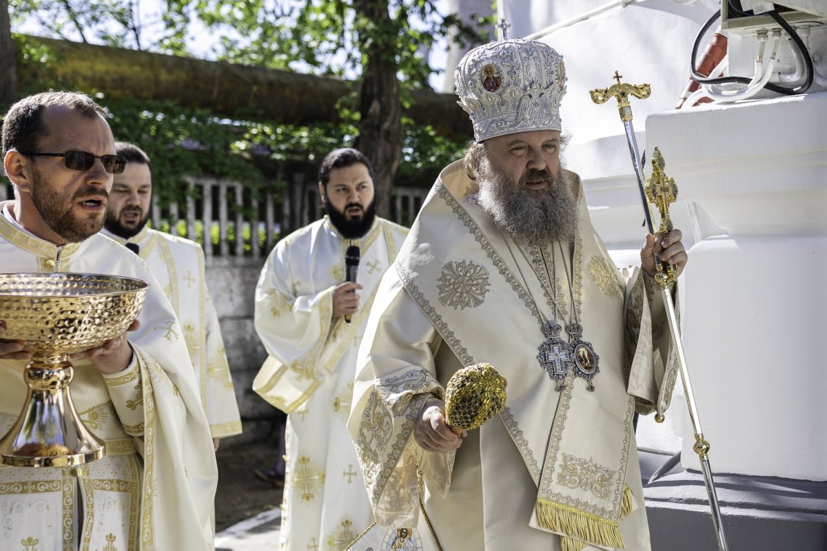 Sfinţirea picturii şi premierea tinerilor misionari la o parohie din Capitală 170608