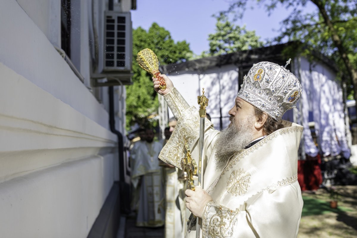 Sfinţirea picturii şi premierea tinerilor misionari la o parohie din Capitală 170609
