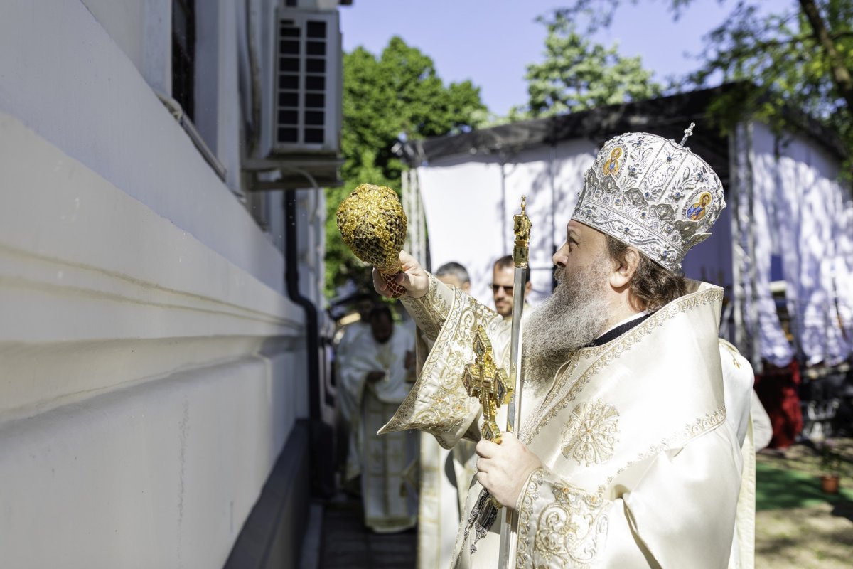 Sfinţirea picturii şi premierea tinerilor misionari la o parohie din Capitală 170610