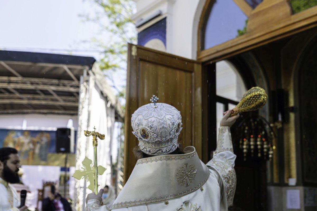 Sfinţirea picturii şi premierea tinerilor misionari la o parohie din Capitală 170612