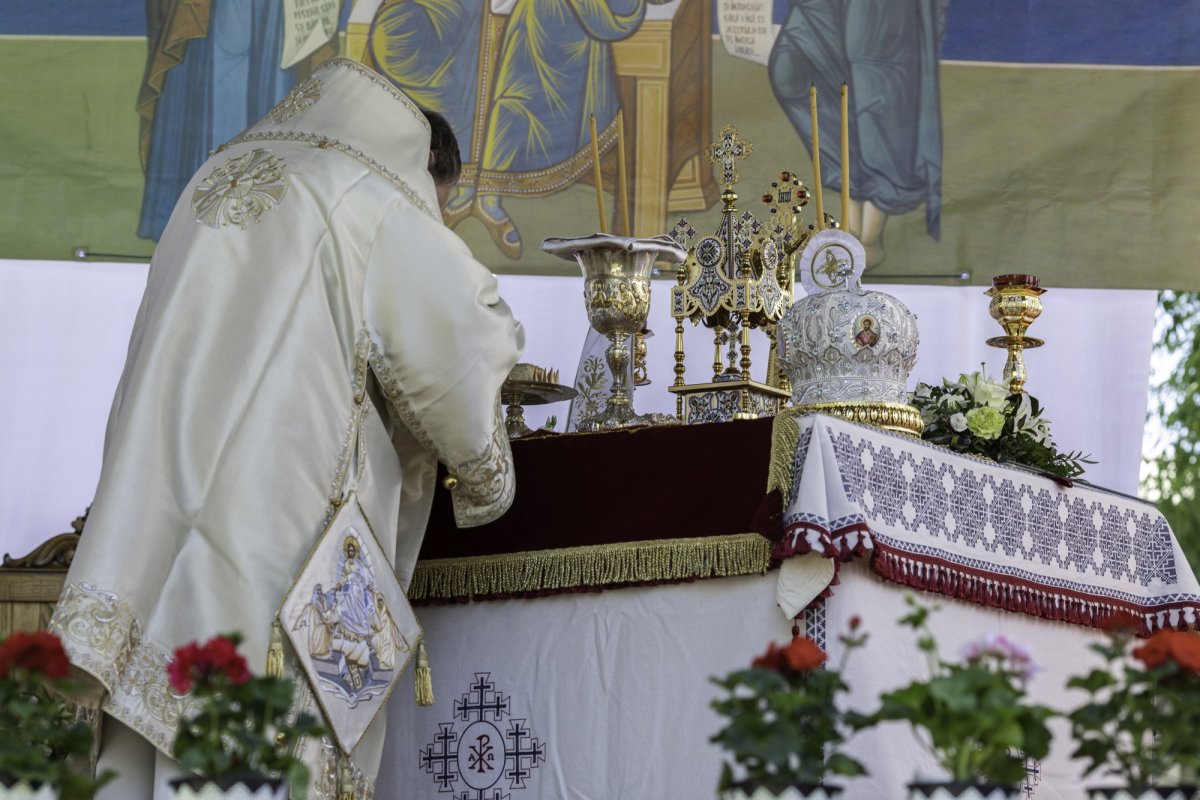 Sfinţirea picturii şi premierea tinerilor misionari la o parohie din Capitală 170620