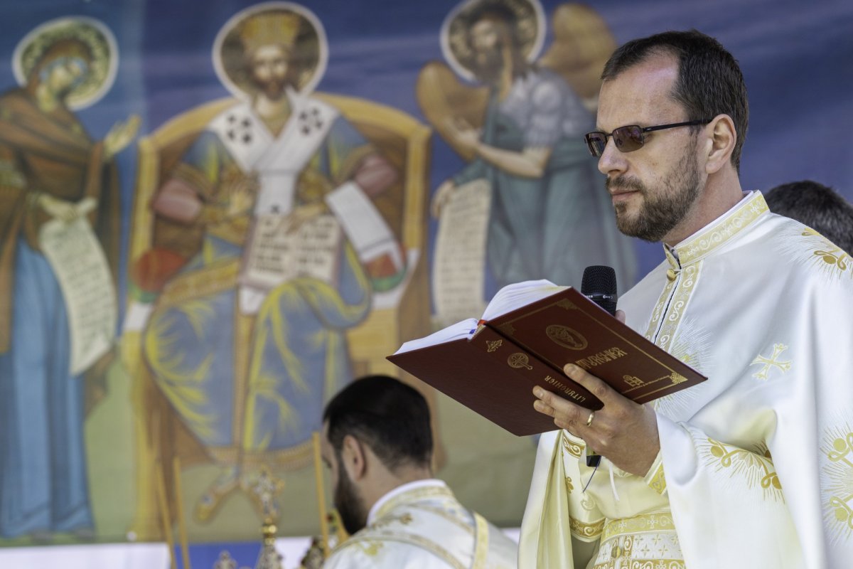 Sfinţirea picturii şi premierea tinerilor misionari la o parohie din Capitală 170624