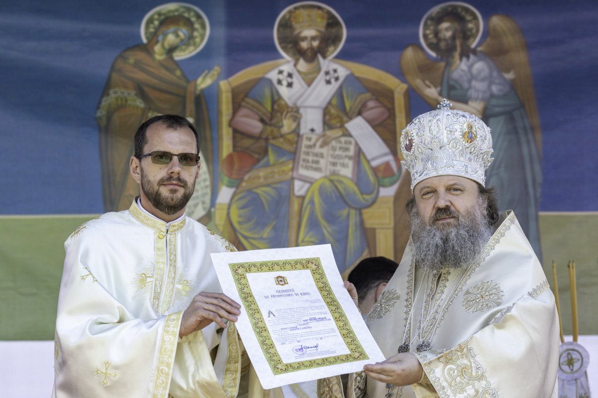 Sfinţirea picturii şi premierea tinerilor misionari la o parohie din Capitală 170630