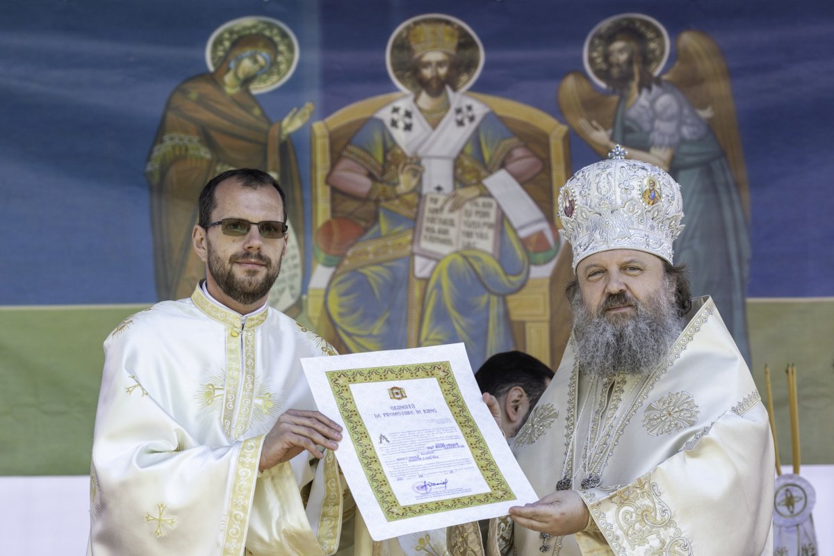 Sfinţirea picturii şi premierea tinerilor misionari la o parohie din Capitală 170631