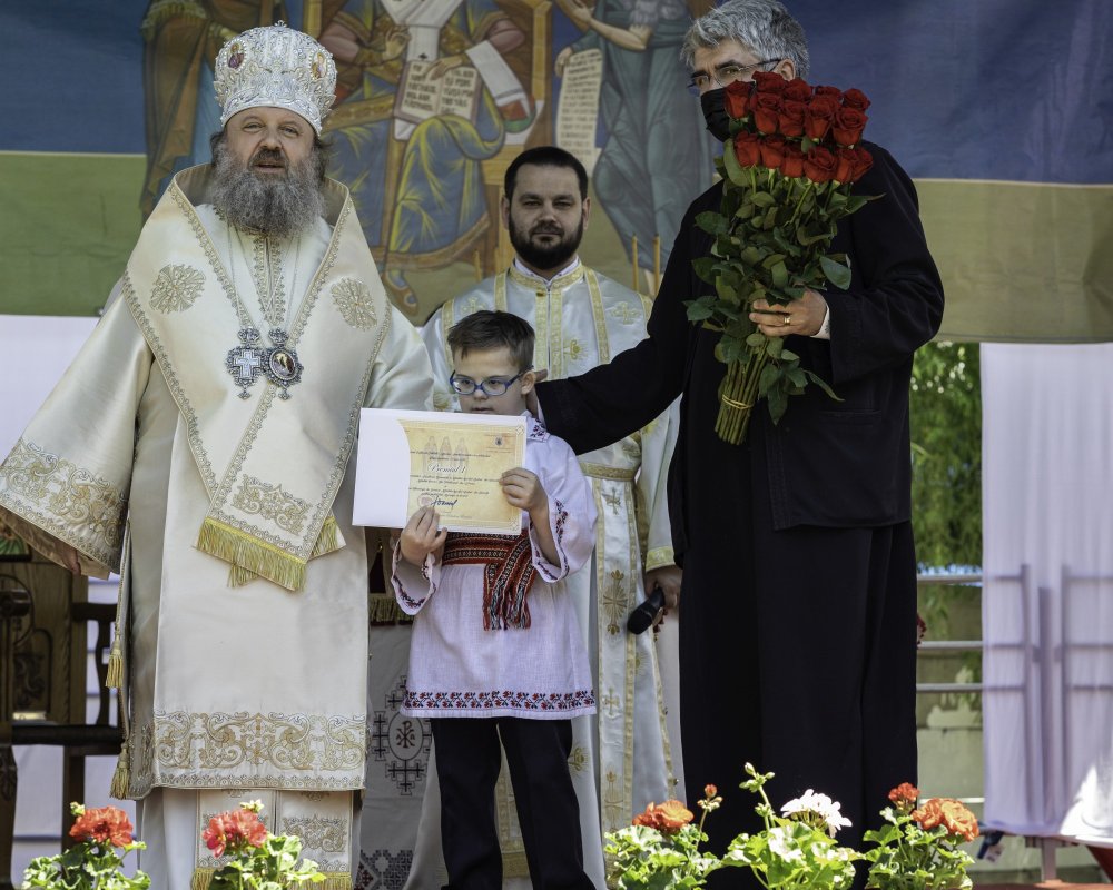 Sfinţirea picturii şi premierea tinerilor misionari la o parohie din Capitală 170639