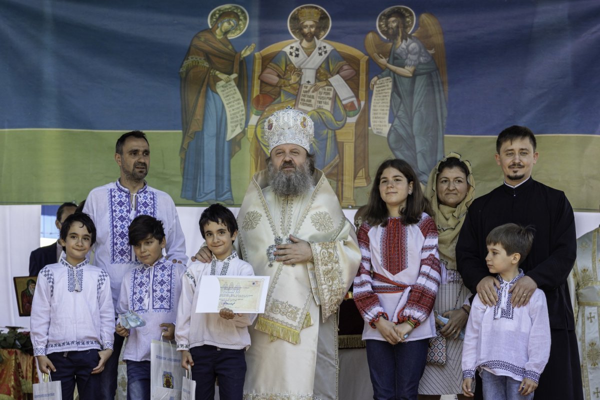 Sfinţirea picturii şi premierea tinerilor misionari la o parohie din Capitală 170643