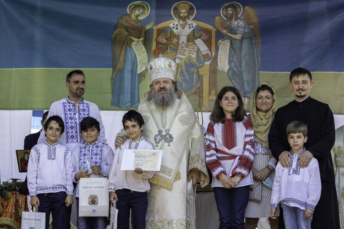 Sfinţirea picturii şi premierea tinerilor misionari la o parohie din Capitală 170644