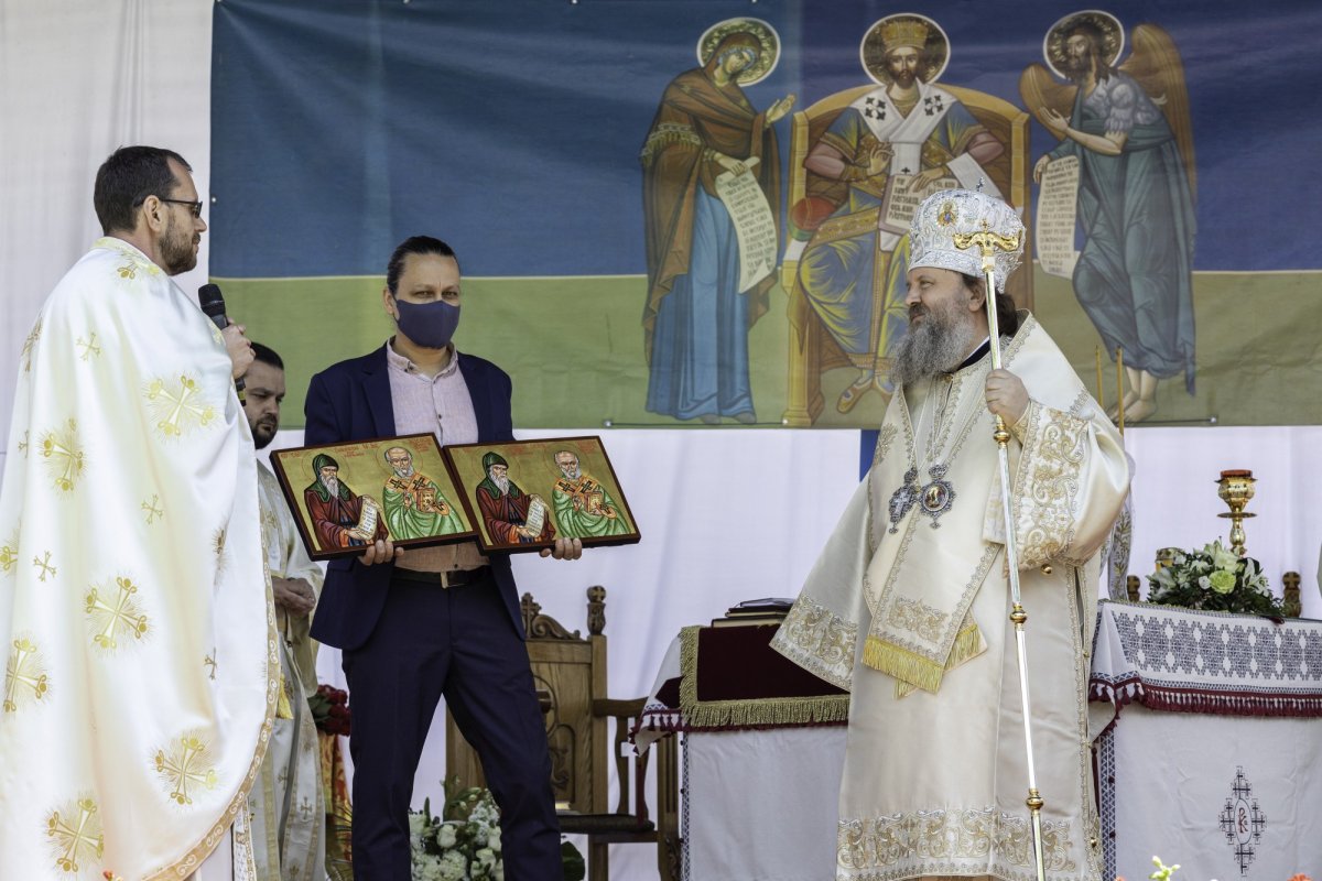 Sfinţirea picturii şi premierea tinerilor misionari la o parohie din Capitală 170645