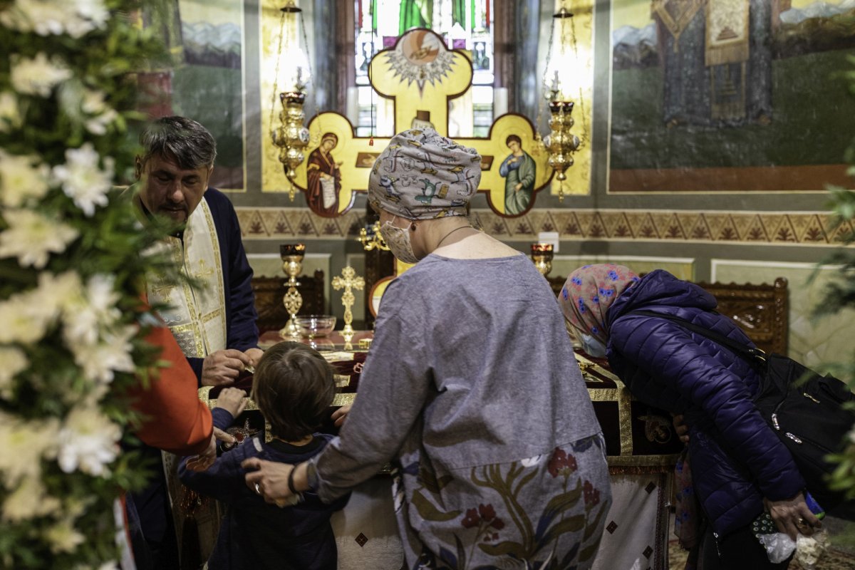 Sfinţirea picturii şi premierea tinerilor misionari la o parohie din Capitală 170653