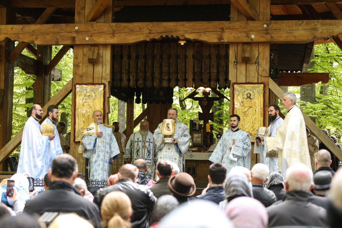 Rugăciuni către Maica Domnului la Mănăstirea Sâmbăta de Sus 170665