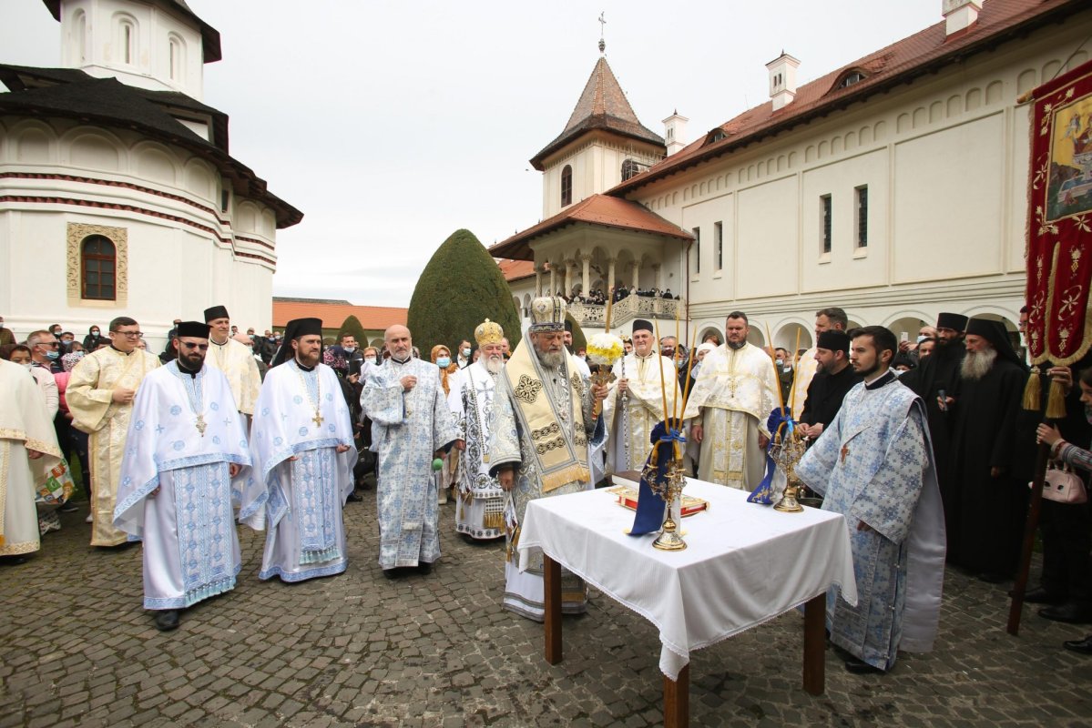 Rugăciuni către Maica Domnului la Mănăstirea Sâmbăta de Sus 170666
