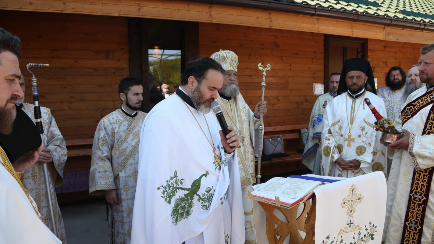 Biserica Schitului „Sfântul Efrem cel Nou” din Cristian a fost târnosită 170735