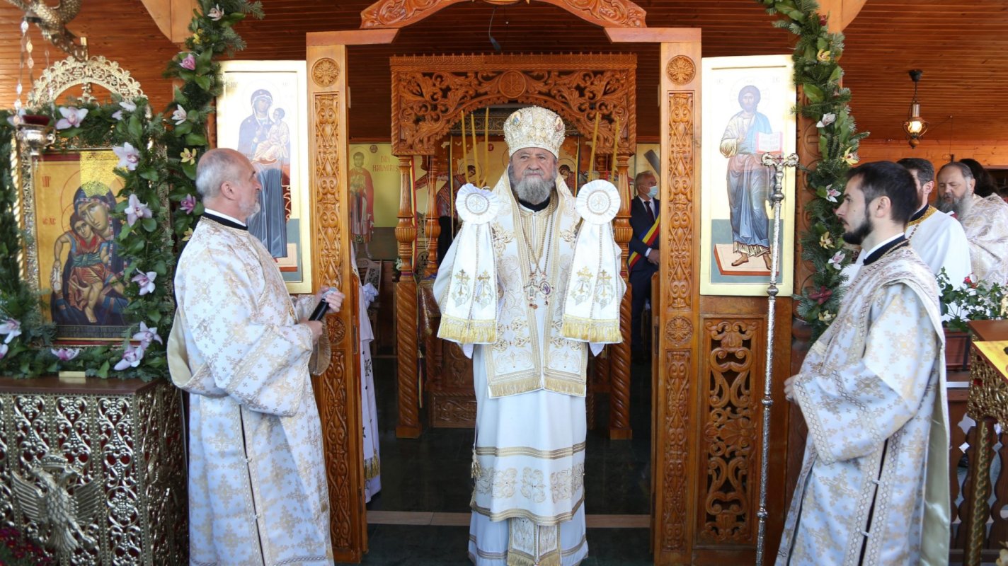 Biserica Schitului „Sfântul Efrem cel Nou” din Cristian a fost târnosită 170736