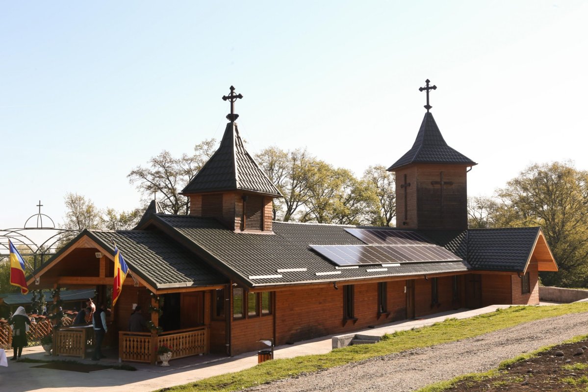 Biserica Schitului „Sfântul Efrem cel Nou” din Cristian a fost târnosită 170737