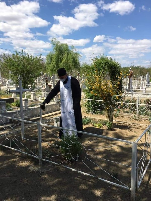 „Şi celor din morminte viaţă dăruindu-le...” 170861