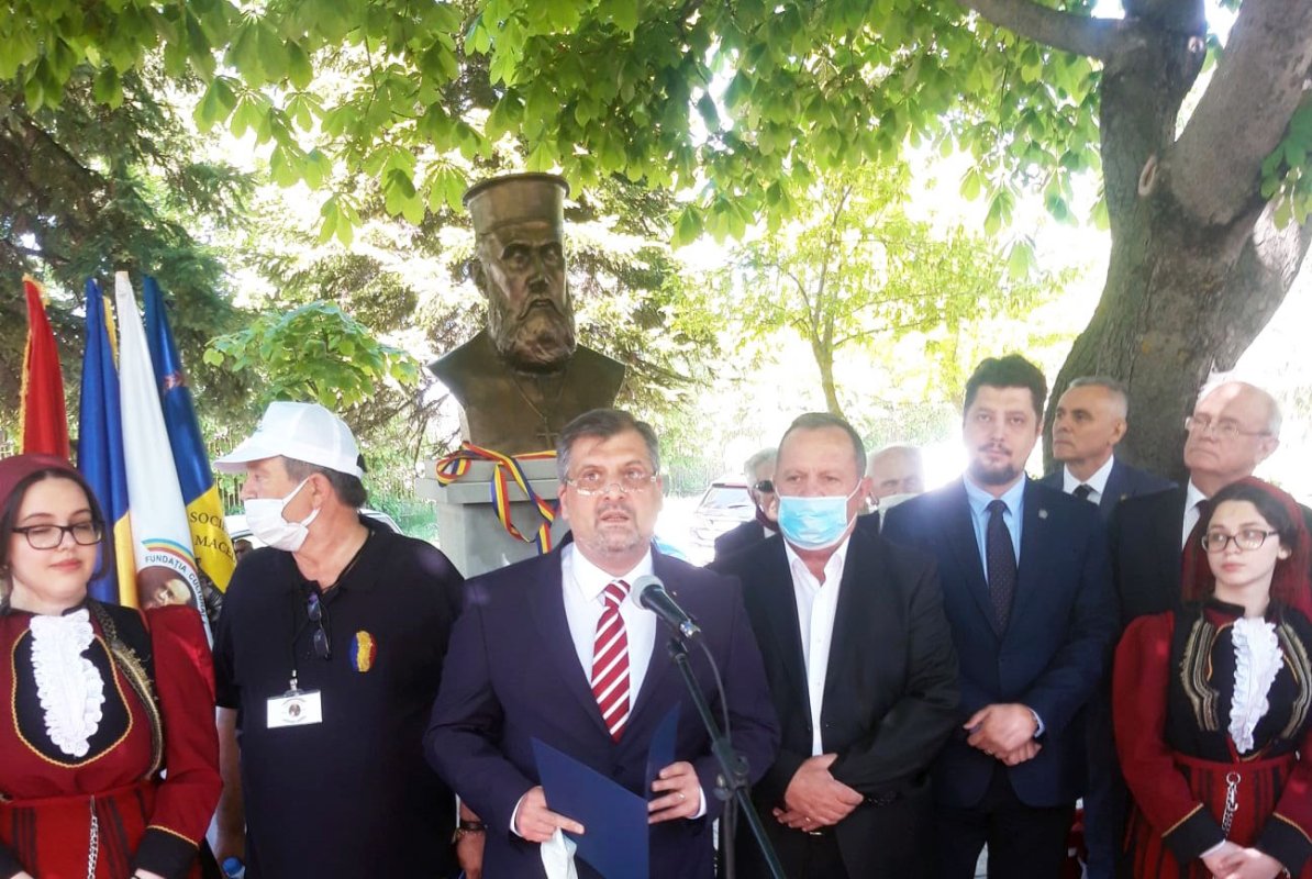 Bust pentru preotul martir aromân Haralambie Balamace la Korçë, Albania 170909