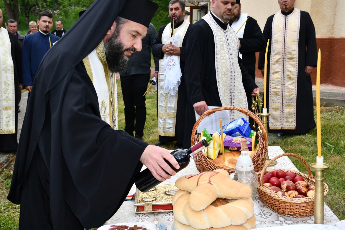Vizite arhierești și slujiri la două cimitire din Episcopia Caransebeșului  171143