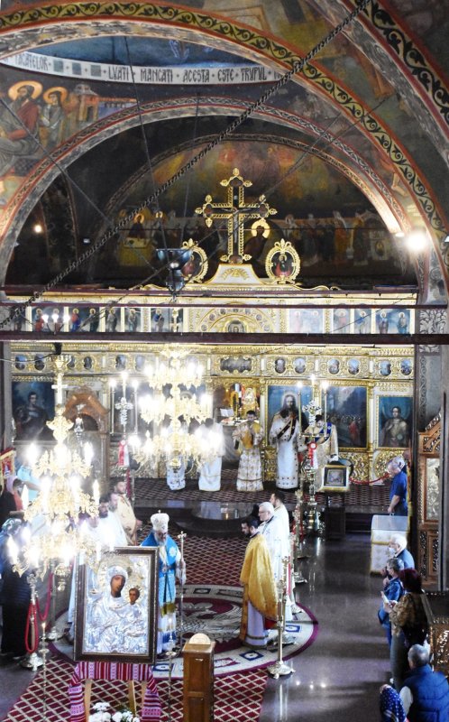 Binecuvântare pentru credincioși la vechea Catedrală Episcopală din Giurgiu 171210