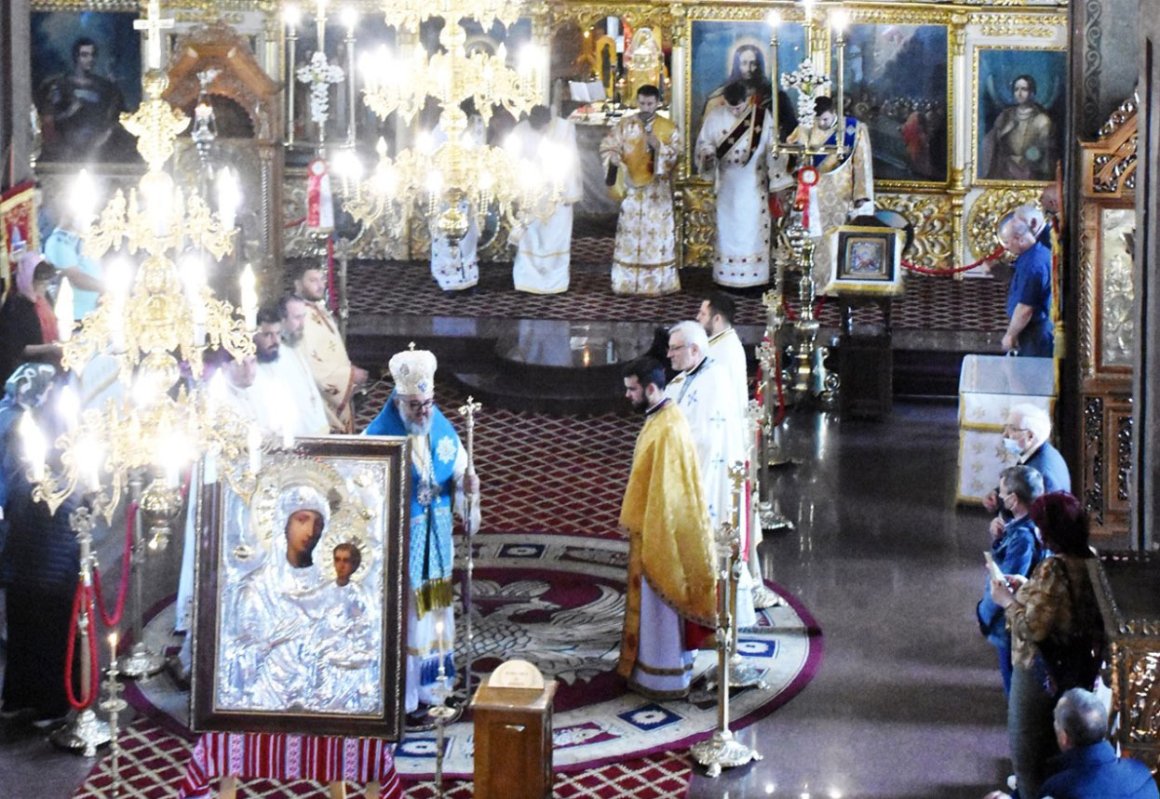 Binecuvântare pentru credincioși la vechea Catedrală Episcopală din Giurgiu 171211