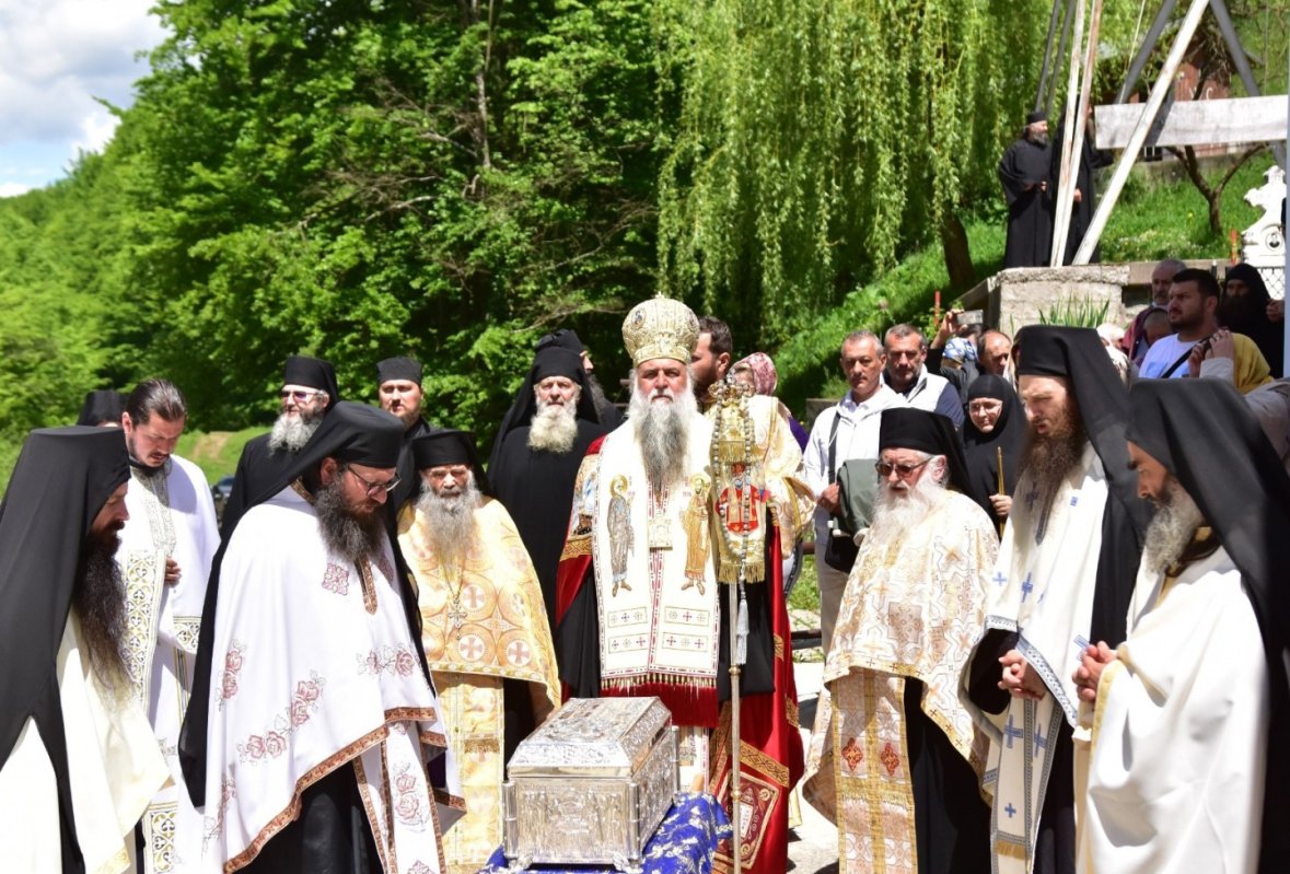 O nouă raclă pentru moaştele Sfântului Calinic la Mănăstirea Frăsinei 171194