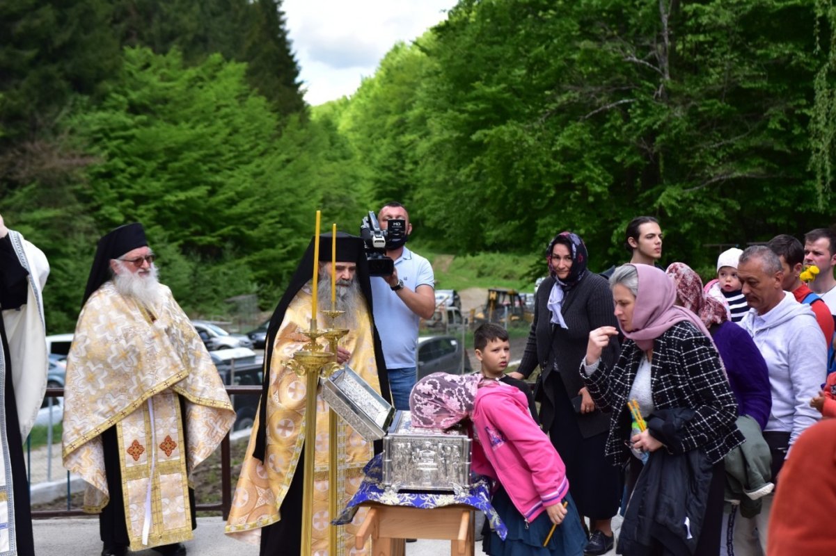 O nouă raclă pentru moaştele Sfântului Calinic la Mănăstirea Frăsinei 171195