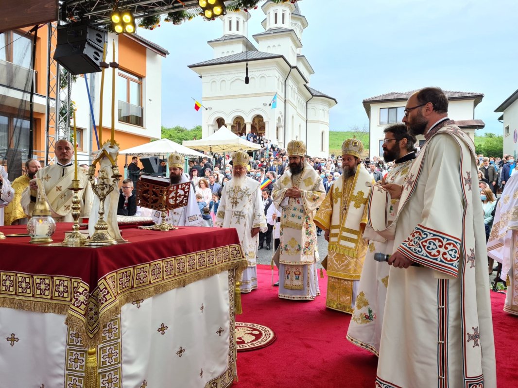 Patru ierarhi la sfinţirea bisericii din Baciu 171184