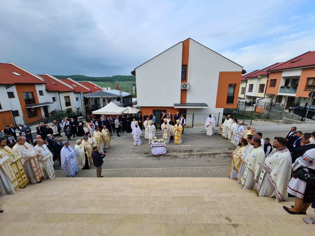 Patru ierarhi la sfinţirea bisericii din Baciu 171185