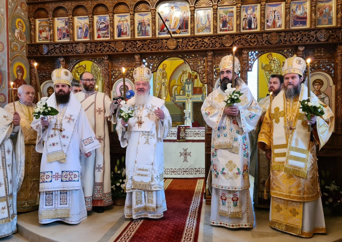 Patru ierarhi la sfinţirea bisericii din Baciu 171186