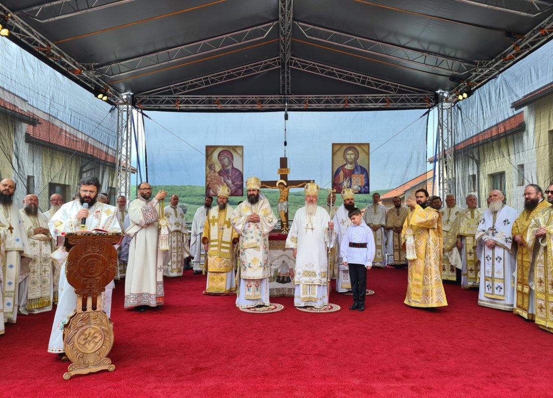 Patru ierarhi la sfinţirea bisericii din Baciu 171188