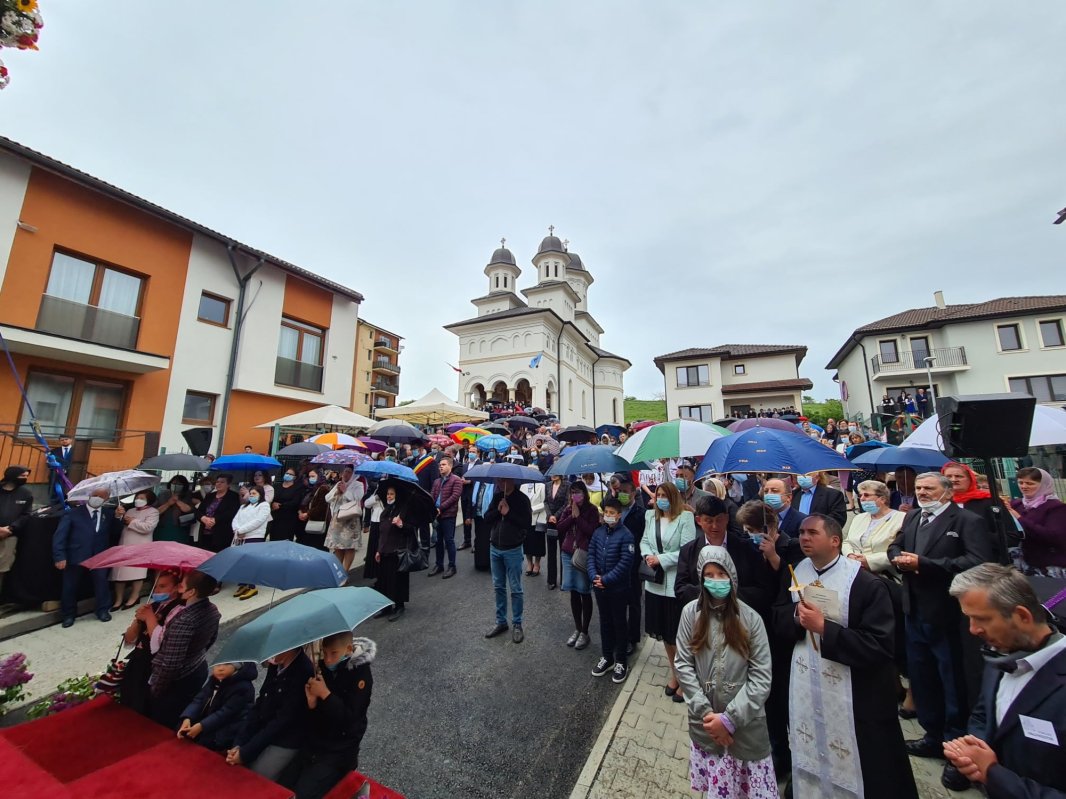 Patru ierarhi la sfinţirea bisericii din Baciu 171189