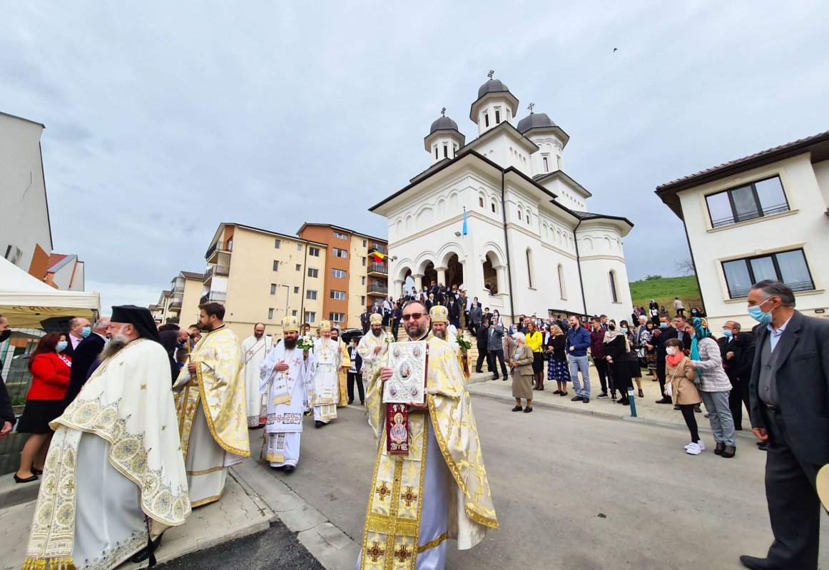 Patru ierarhi la sfinţirea bisericii din Baciu 171190