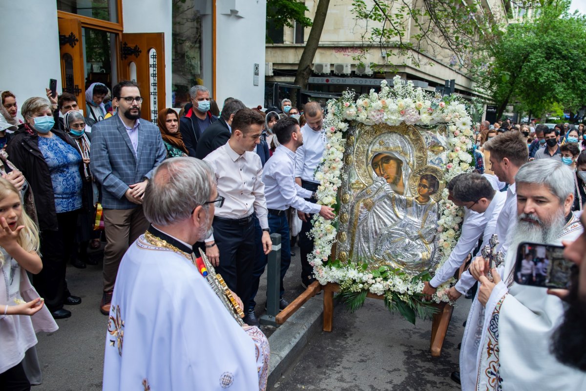 Procesiune cu Icoana Maicii Domnului „Paramythia” în Capitală 171212
