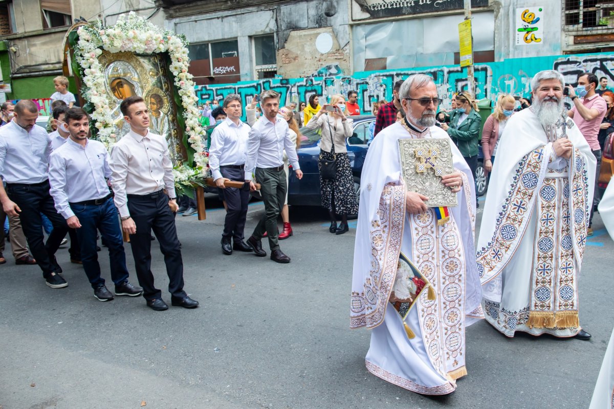 Procesiune cu Icoana Maicii Domnului „Paramythia” în Capitală 171213