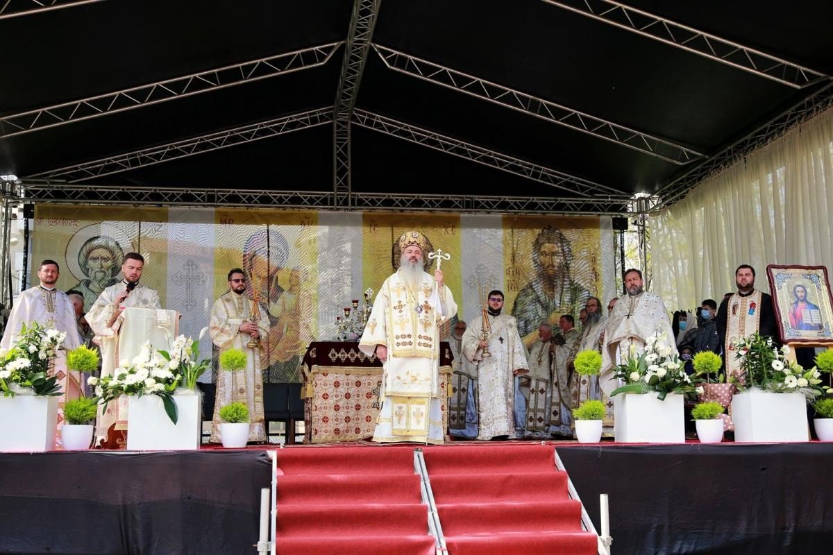 Târnosire de paraclis și sfințire de troiță în Piatra Neamț 171205