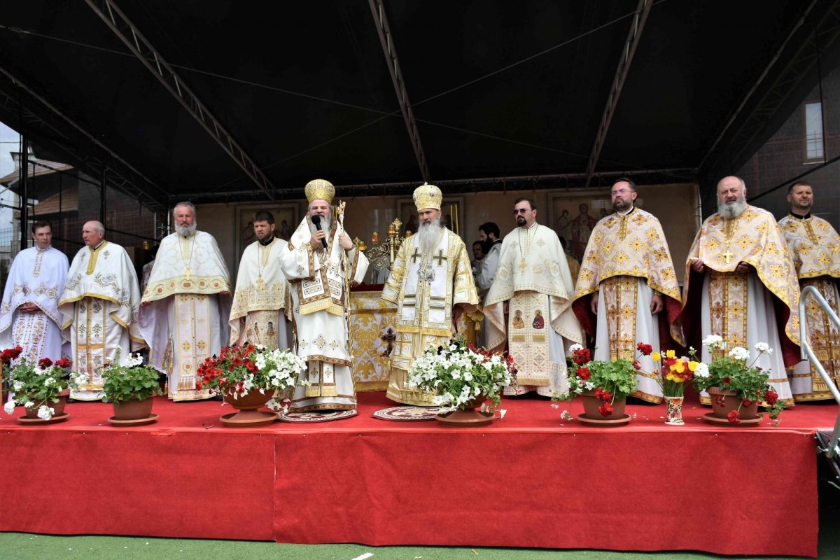 Doi ierarhi au sfințit pictura Bisericii „Sfântul Mina” din Vaslui 171324