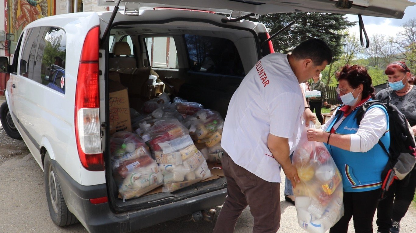 Voluntari din mai multe județe în sprijinul unor comunități prahovene 171465