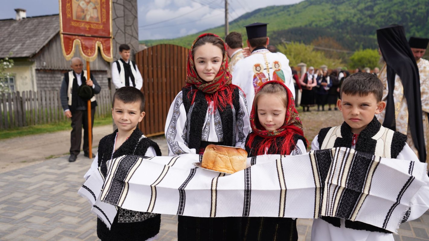 Moaștele Sfântului Vasile cel Mare, pentru trei zile în Parohia Straja II, Suceava   171745