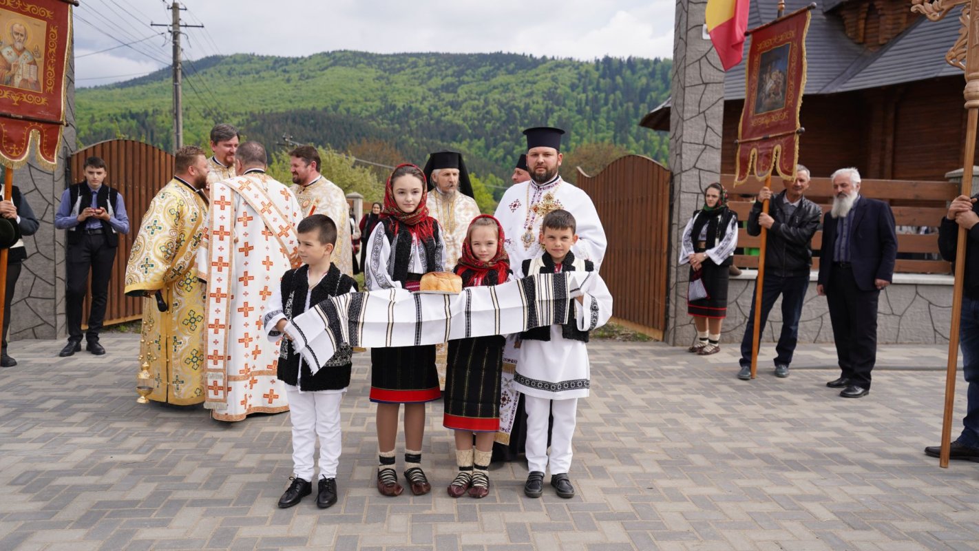 Moaștele Sfântului Vasile cel Mare, pentru trei zile în Parohia Straja II, Suceava   171747